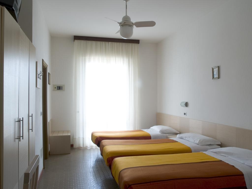 Hotel Dolores Cesenatico Szoba fotó