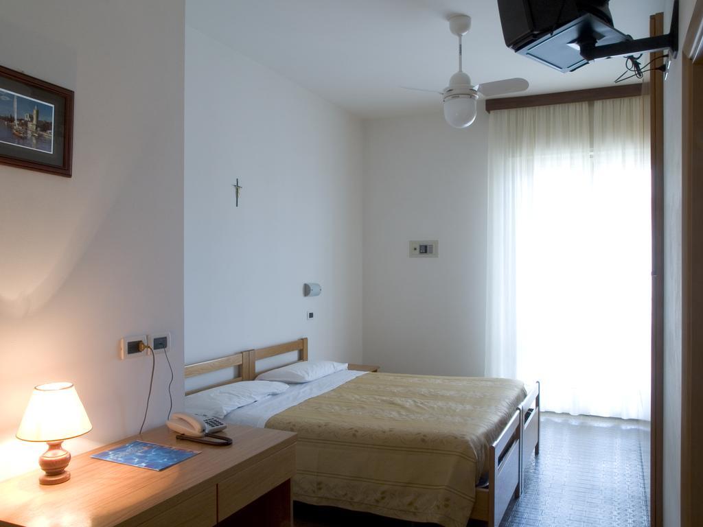 Hotel Dolores Cesenatico Szoba fotó